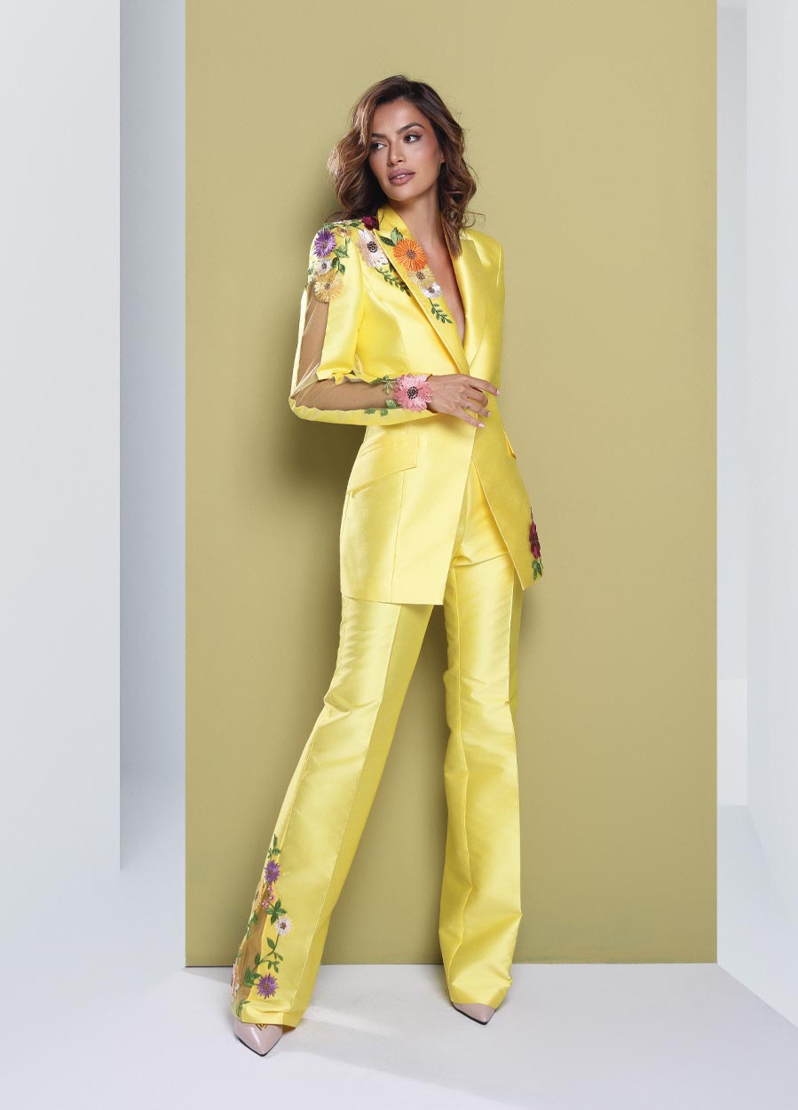 Riana Suit - Bold Elegance Meets Artistry